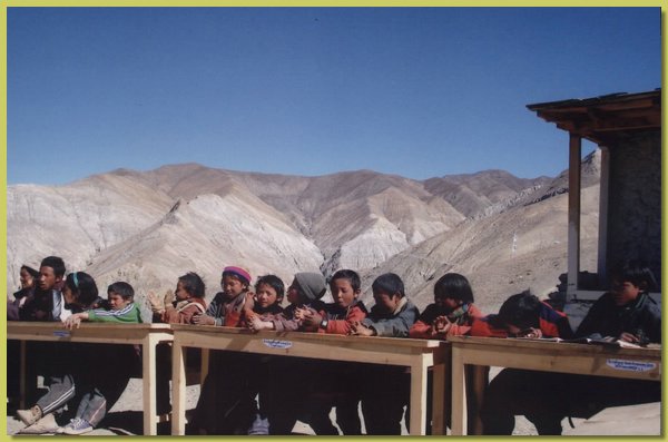 Die Kleinen sollen den Tanzauffuehrungen der aelteren Schueler aufmerksam folgen.jpg