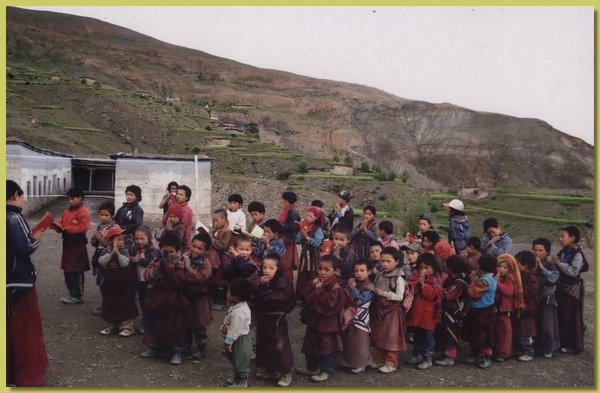 Die Schueler beim Abendgebet vor der Schule.jpg