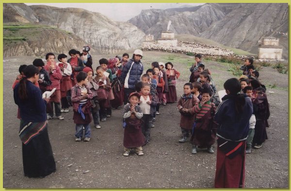 Die Schueler beim Morgengebet auf Schulhof.jpg
