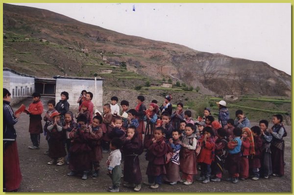 Die Schueler beim Morgengebet vor der Schule.jpg