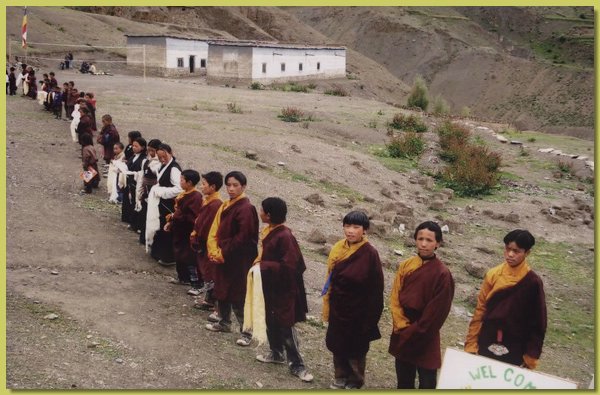 Die Schueler der Shelri Drugdra Schule heissen Tulku Sherab Sangpo willkommen.jpg