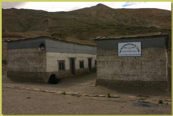 Die Shelri Drukdra Schule Hauptschulhaus.jpg