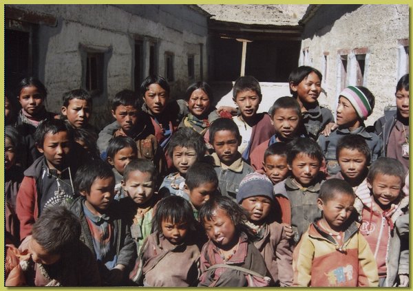 Gruppenbild der Schueler im Schulhof.jpg