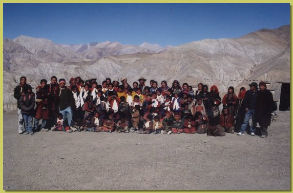 Gruppenbild von Schuelern und, Lehrern und Eltern.jpg