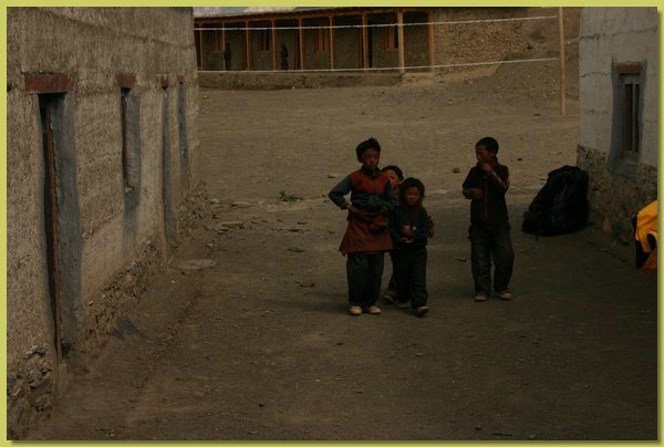 Kinder im Schulhof.jpg