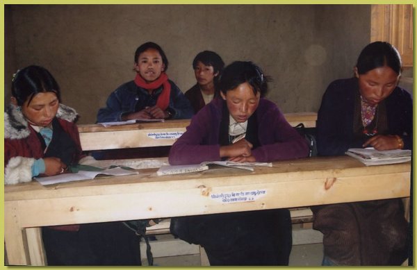 Schueler der 6. Klasse in ihrem Klassenzimmer.jpg