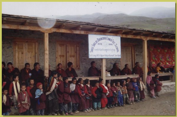 Schulkinder und Besucher von Namdroling in Suedindien vor der neuen Schule.jpg