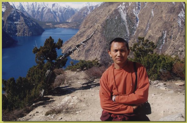 Tashi Dhondup im April 2008 am Poksumdo-See auf dem Weg nach Saldang.jpg