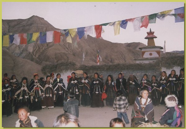 Tsechhu-Fest in Saldang, Tanz der Frauen.jpg