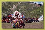 Cham-Taenze vor der Shelri Sumdo Gompa.jpg
