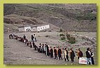 Der ehrw. Tulku Sherab Sangpo Rinpoche wird von der Belegschaft der Shelri Drukdra Lower Secondary School im September willkommen geheissen.jpg