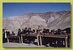 Die Kleinen langweilen sich bei den Tanzauffuehrungen der aelteren Schueler.jpg