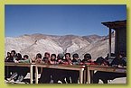 Die Kleinen sollen den Tanzauffuehrungen der aelteren Schueler aufmerksam folgen.jpg