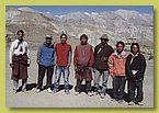 Die Lehrer im Schuljahr 2008, Mitte Tashi Dhondup, links Binod Shahi.jpg