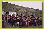 Die Schueler beim Abendgebet vor der Schule.jpg