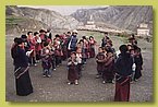Die Schueler beim Morgengebet auf Schulhof.jpg