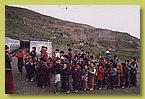 Die Schueler beim Morgengebet vor der Schule.jpg