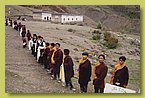 Die Schueler der Shelri Drugdra Schule heissen Tulku Sherab Sangpo willkommen.jpg