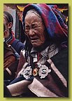 Mola Sonam Choekyi, eine Anhaengerin von Tulku Sherab Sangpo schliesst ehrfuerchtig die Augen.jpg