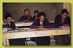 Schueler der 6. Klasse in ihrem Klassenzimmer.jpg