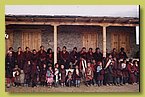 Schueler der Shelri-Lower-Secondary School mit Moenchen und Nonnen des Klostes Namdroling in Bylakuppe.jpg
