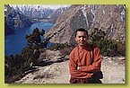 Tashi Dhondup im April 2008 am Poksumdo-See auf dem Weg nach Saldang.jpg