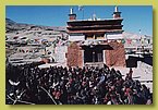 Tsechhu Fest in Saldang, die Teilnehmer empfangen den Segen von Jigme Throgyal Rinpoche.jpg
