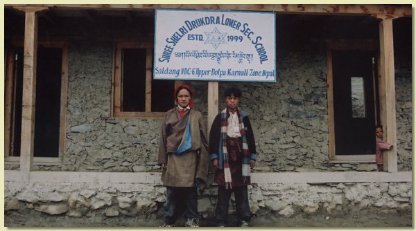 Dawa Dhondup_Class IV mit Bruder.jpg