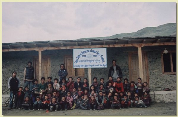 Gruppenphoto aller Schueler unter dem Schild der Schule4.jpg