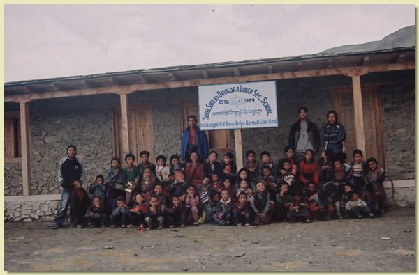 Gruppenphoto vor der Schule.jpg