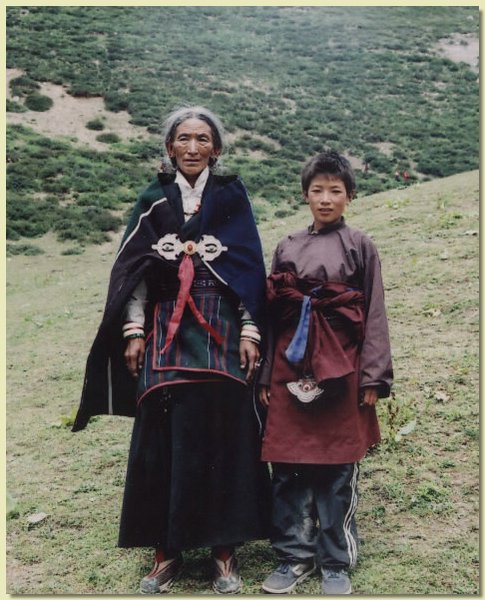 Nyima Wangdue_Class IV mit Mutter.jpg