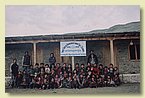 Gruppenphoto aller Schueler unter dem Schild der Schule4.jpg