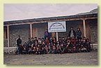Gruppenphoto vor der Schule.jpg