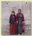 Tsering Wangmo_Class IV mit Mutter.jpg