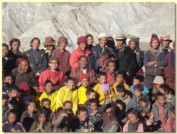 Ausschnitt aus dem Gruppenphoto mit Schuelern, Schulkomitee-Mitgliedern und Dorfbewohnern.JPG