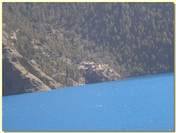 Boen Gompa am Poksumdo See, Blick von der anderen Seite aus.JPG