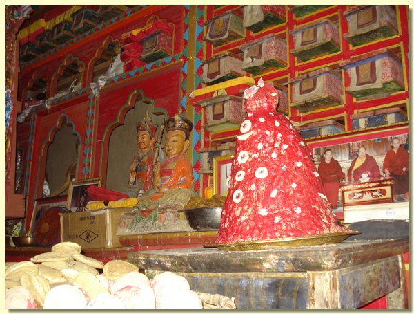 Chok-Darbringung in der Gompa von Saldang.JPG