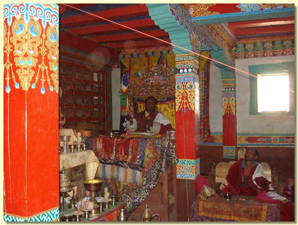 Das Innere der Gompa, Lama Tsewang Dorje, der Oberlama, auf seinem Thron.JPG