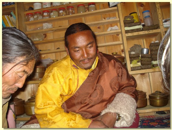 Der Amchi des Gompa von Saldang waltet seines Amtes.JPG