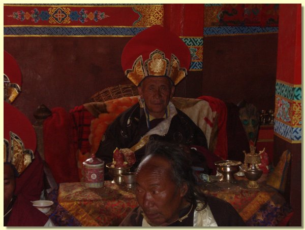 Der Oberlama Tenzin bei der Zeremonie.JPG