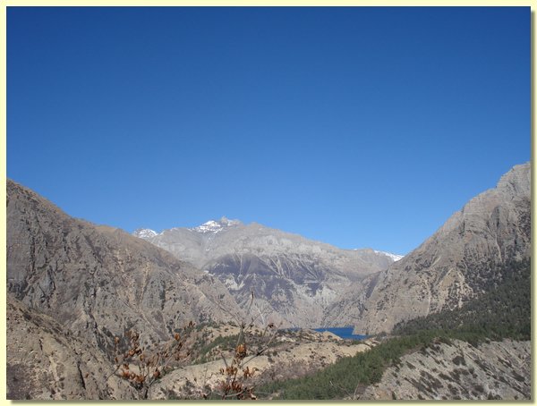 Der Shey-Poksumdo National Park, in der Mitte der Poksumdo See.JPG