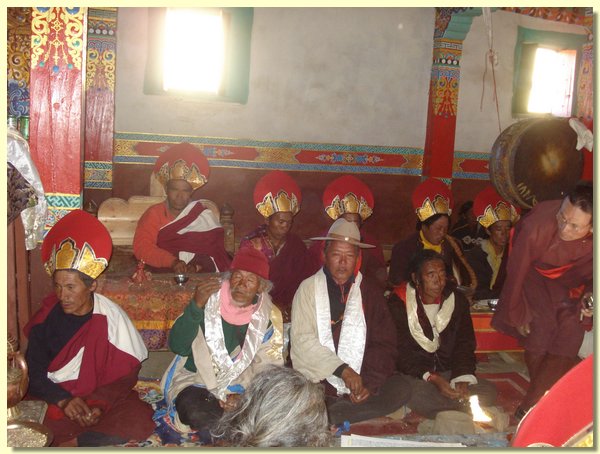 Die Dorfaeltesten und Lamas sitzen im Inneren der Gompa.JPG