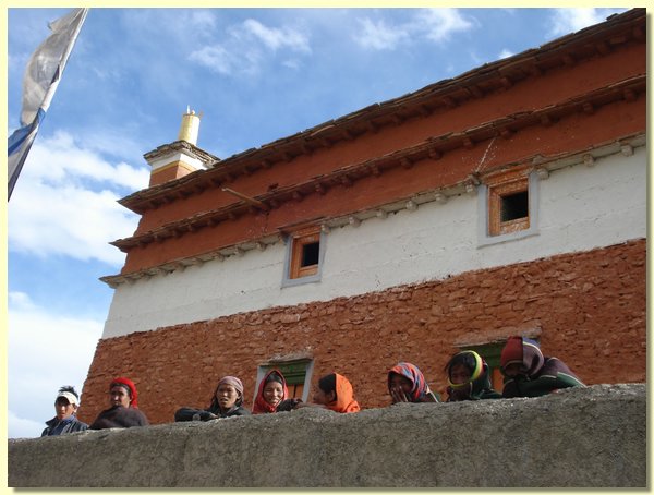 Die Dorfbewohner schauen von der Gompa-Mauer herab.JPG