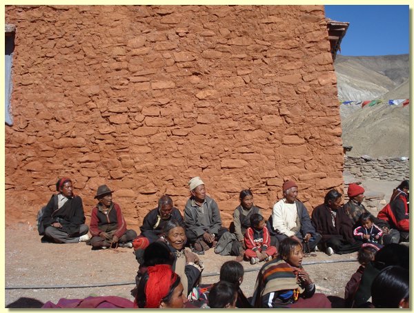 Die Dorfbewohner vor der neuen Gompa.JPG