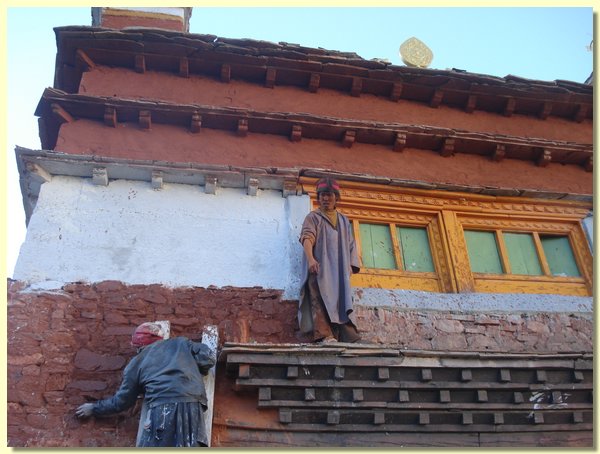 Die Gompa wird neu gestrichen.JPG