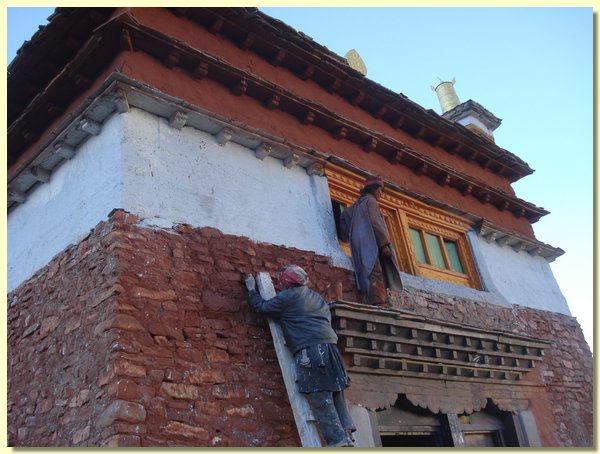 Die Gompa wird verputzt und frisch getuencht.JPG