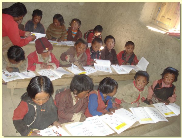 Die Lehrerin Miss Nyingda und ihre Schuetzlinge.JPG