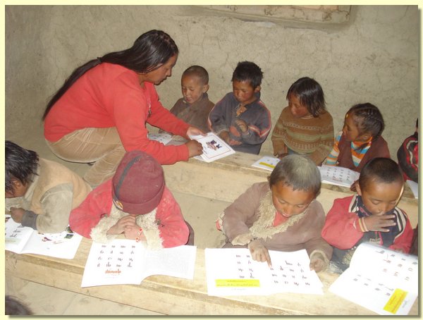 Die Lehrerin Nyinda unterrichtet die Vorschueler.JPG