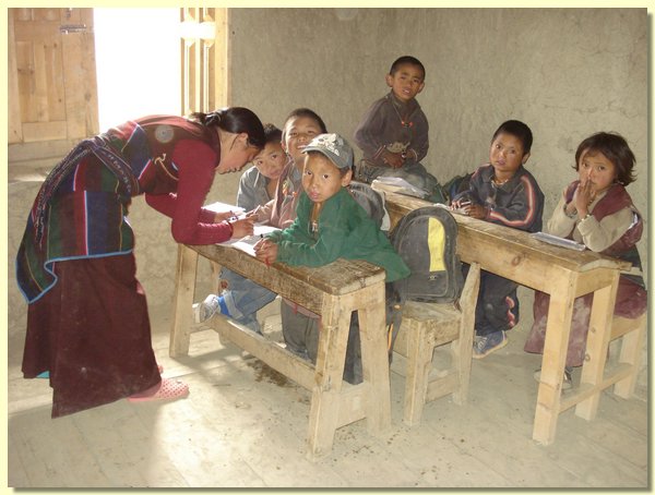 Die Lehrerin Pema Sangmo mit der ersten Klasse.JPG