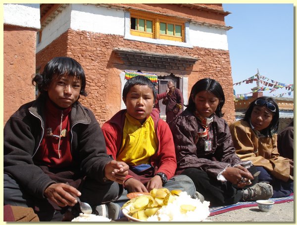 Die Novizen der Saldang Gompa.JPG